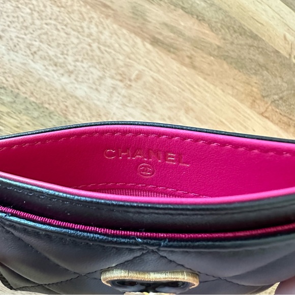 🆕 Authentic Chanel Black Quilted Lambskin Card Holder w/Gold Enamel CC Heart - Picture 9 of 14